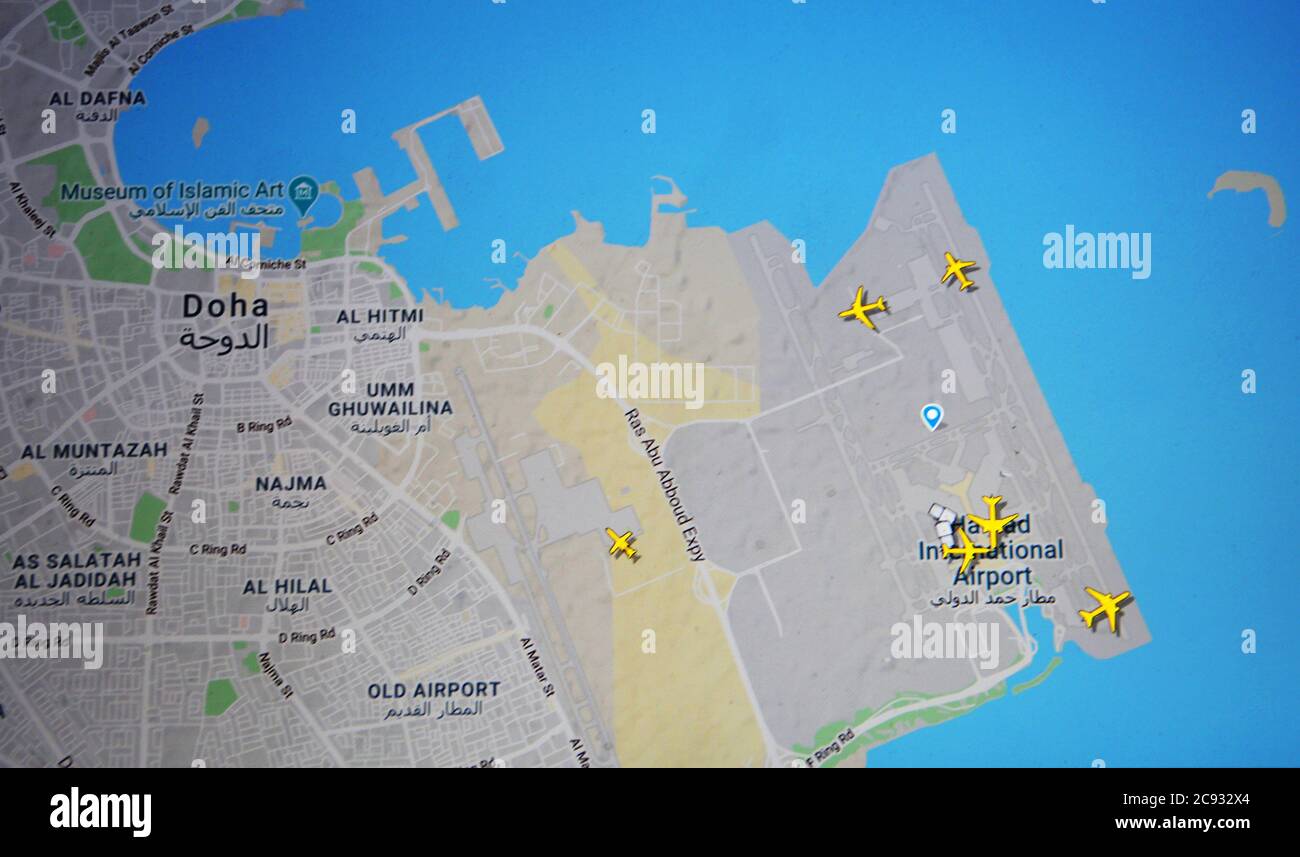 Flugverkehr über den internationalen Flughafen Doha (28. juli 2020, UTC 17.13) im Internet mit Flightradar 24 Website, während der Coronavirus-Pandemie Stockfoto