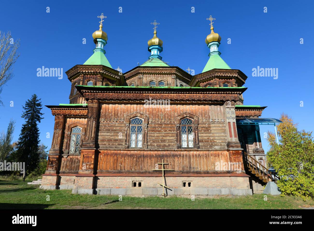 Heilige Dreifaltigkeit Orthodoxe Kirche in Karakol, Kirgisistan in Issyk-Kul Region. Gebäude mit linierten Wänden mit gehauenen Baumstämmen und Fassade mit Schnitzereien verziert. Stockfoto