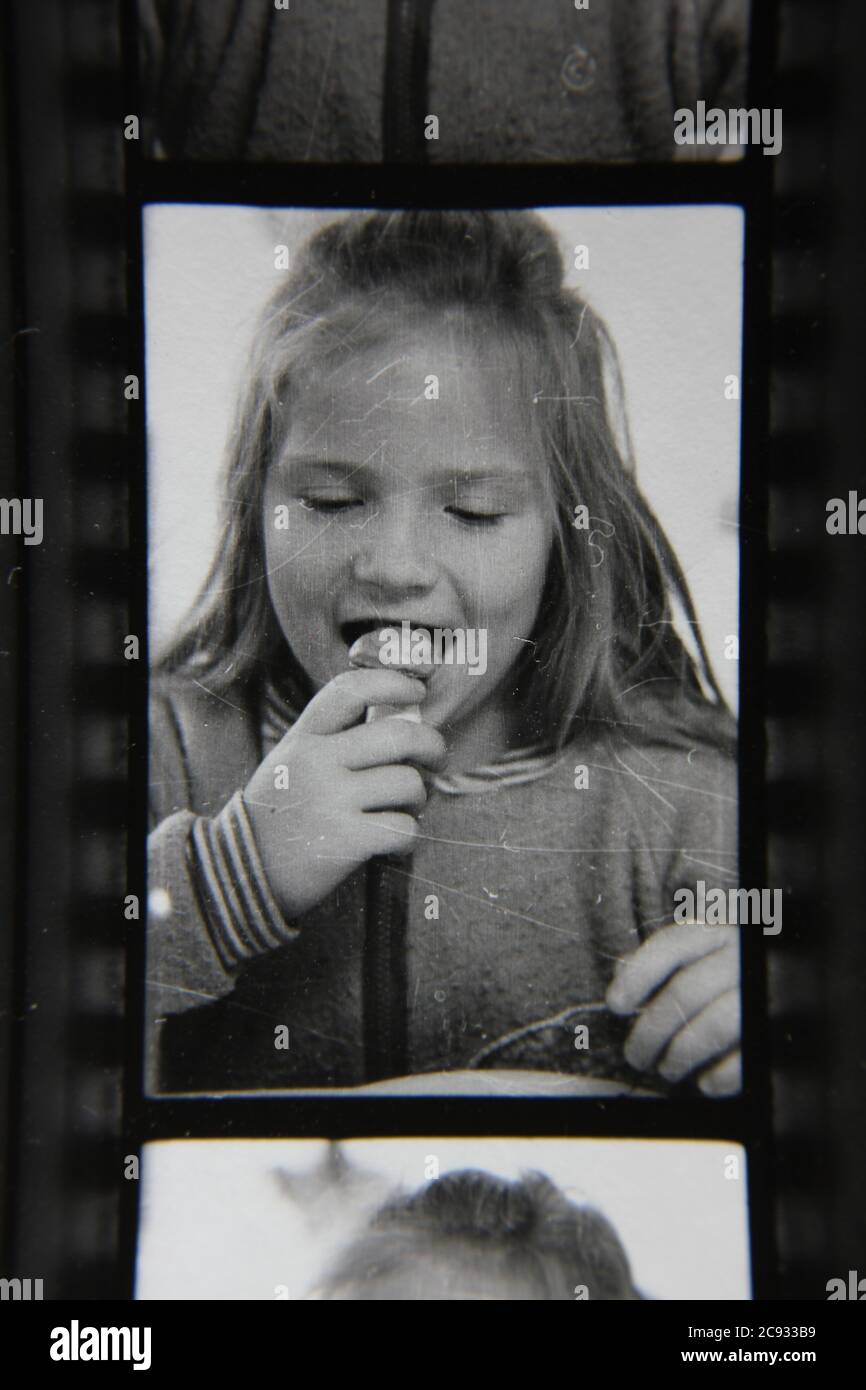 Feine 70er Jahre Vintage Schwarz-Weiß-Fotografie eines jungen Mädchens. Stockfoto