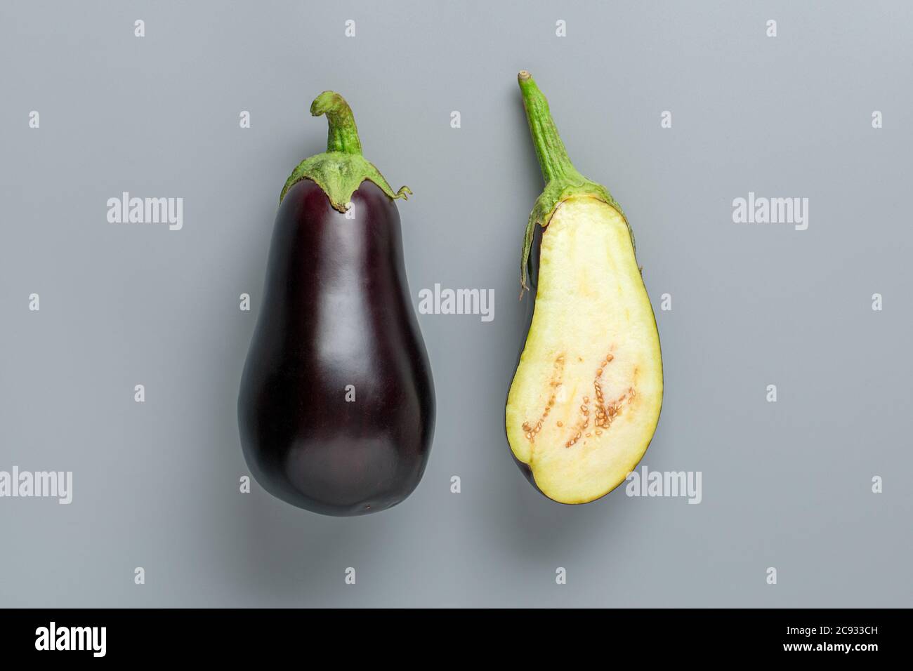 Frisch roh lila Aubergine auf grauem Hintergrund Rezepte von Auberginen Flat Lay Draufsicht Mock Up Rustikaler Stil Kreatives Konzept Stockfoto