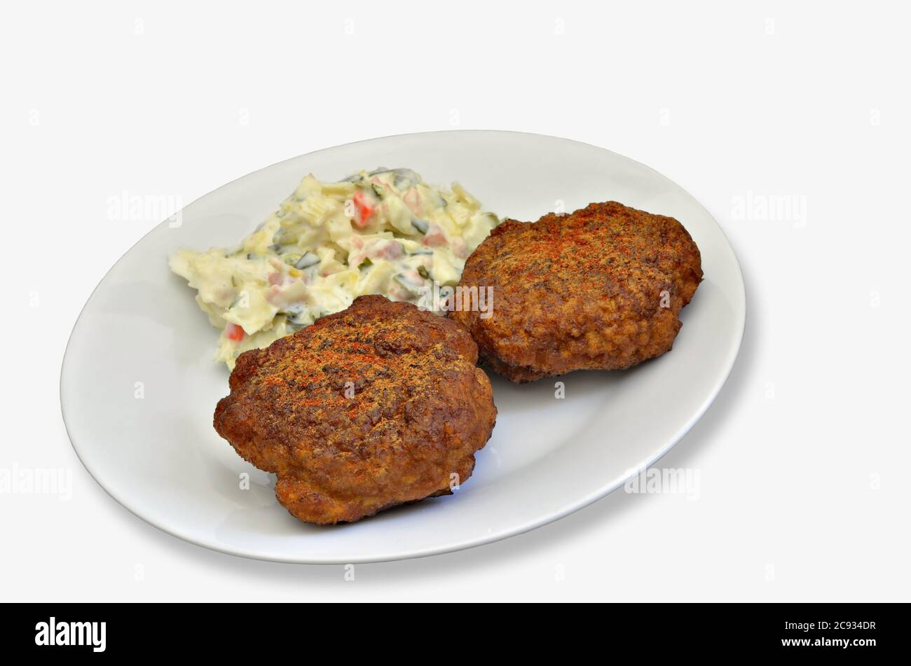 Zwei Fleischbällchen mit Kartoffelsalat, Nahaufnahme, isoliert auf weißem Hintergrund Stockfoto