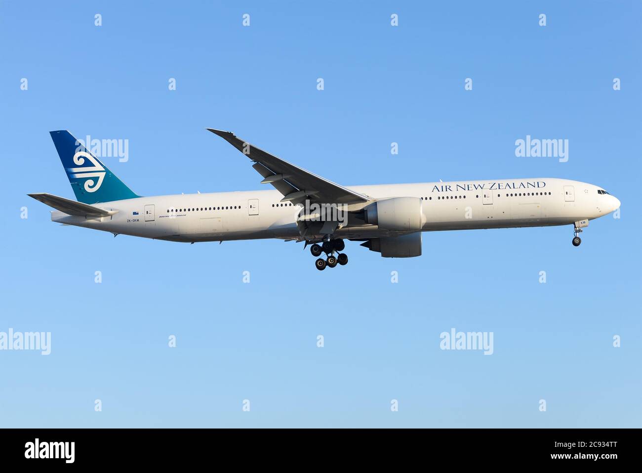 Air New Zealand Flugzeug Boeing 777 mit Air NZ alten Lackierung vor blauem Himmel auf endgültige Annäherung an LAX Flughafen in CA, USA. FLUGZEUG 77W ZK-OKM. Stockfoto