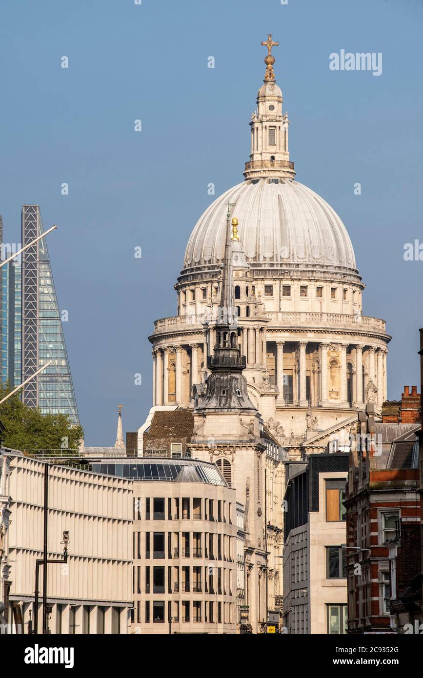 Blick von der Fleet Street nach Osten, dies ist ein geschützter Blick auf St. Paul's. Spire des heiligen Martin Ludgate vor dem Nordwest-Turm, links Stockfoto
