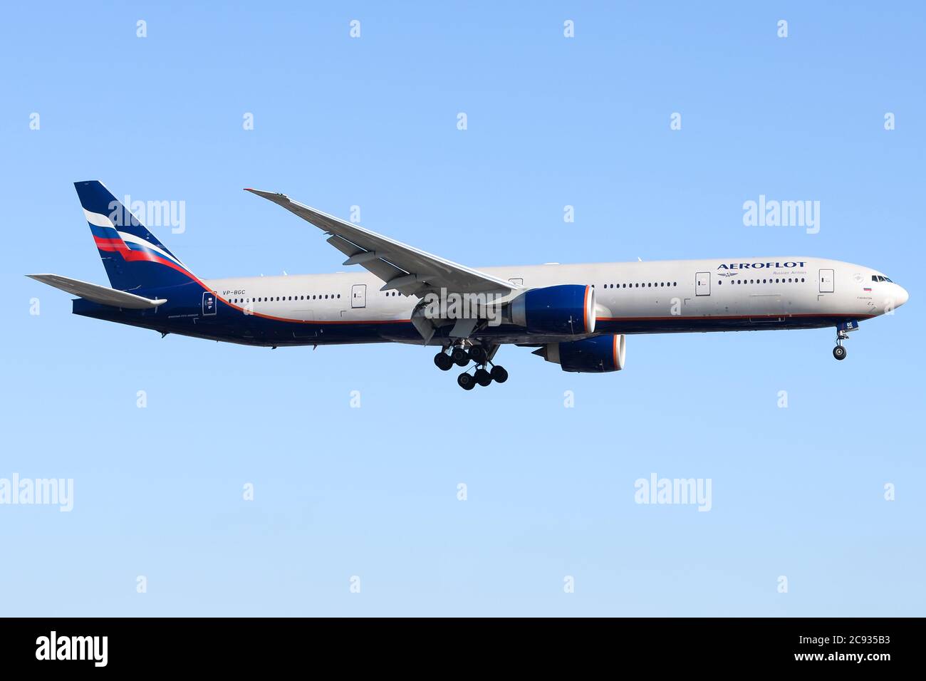 Aeroflot Russian Airlines Flugzeug Boeing 777 vor blauem Himmel auf dem letzten Anflug zum LAX Flughafen in CA, USA. Flugzeug 77W als VP-BGC registriert. Stockfoto