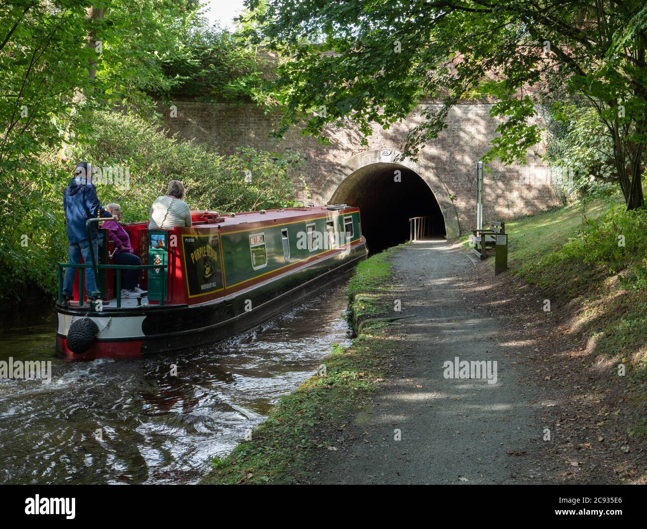 Ein schmales Boot in den Whitehouse Tunnel auf dem Llangollen Kanal Chirk Denbighshire Wales Großbritannien Stockfoto