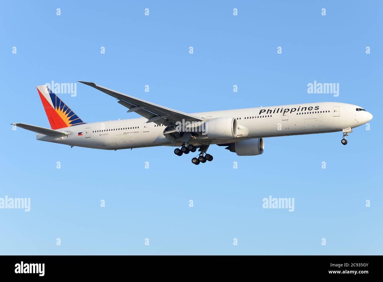 Philippines Airlines Flugzeuge Boeing 777, die von Manila vor blauem Himmel auf dem letzten Anflug zum LAX Flughafen in CA, USA, einfliegen. FLUGZEUG 77W RP-C7777. Stockfoto