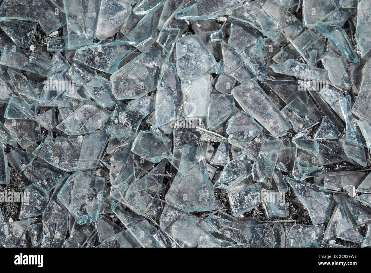 Nahaufnahme von zerbrochenen Glasstücken Stockfoto