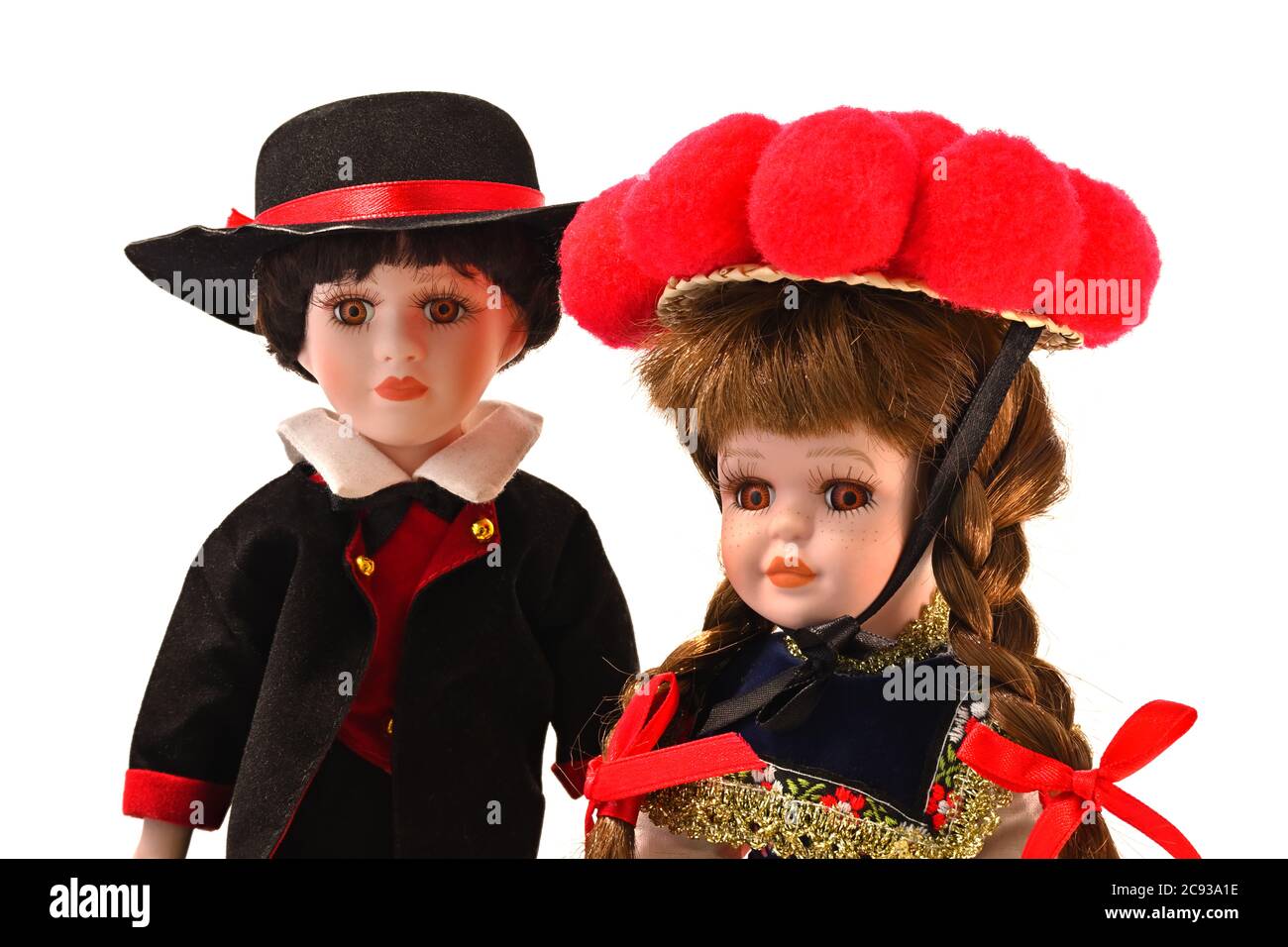 Typisches Souvenir aus Deutschland. Schwarzwälder Puppen in Tracht mit rotem Bollenhut, einem traditionellen Kopfschmuck. Stockfoto