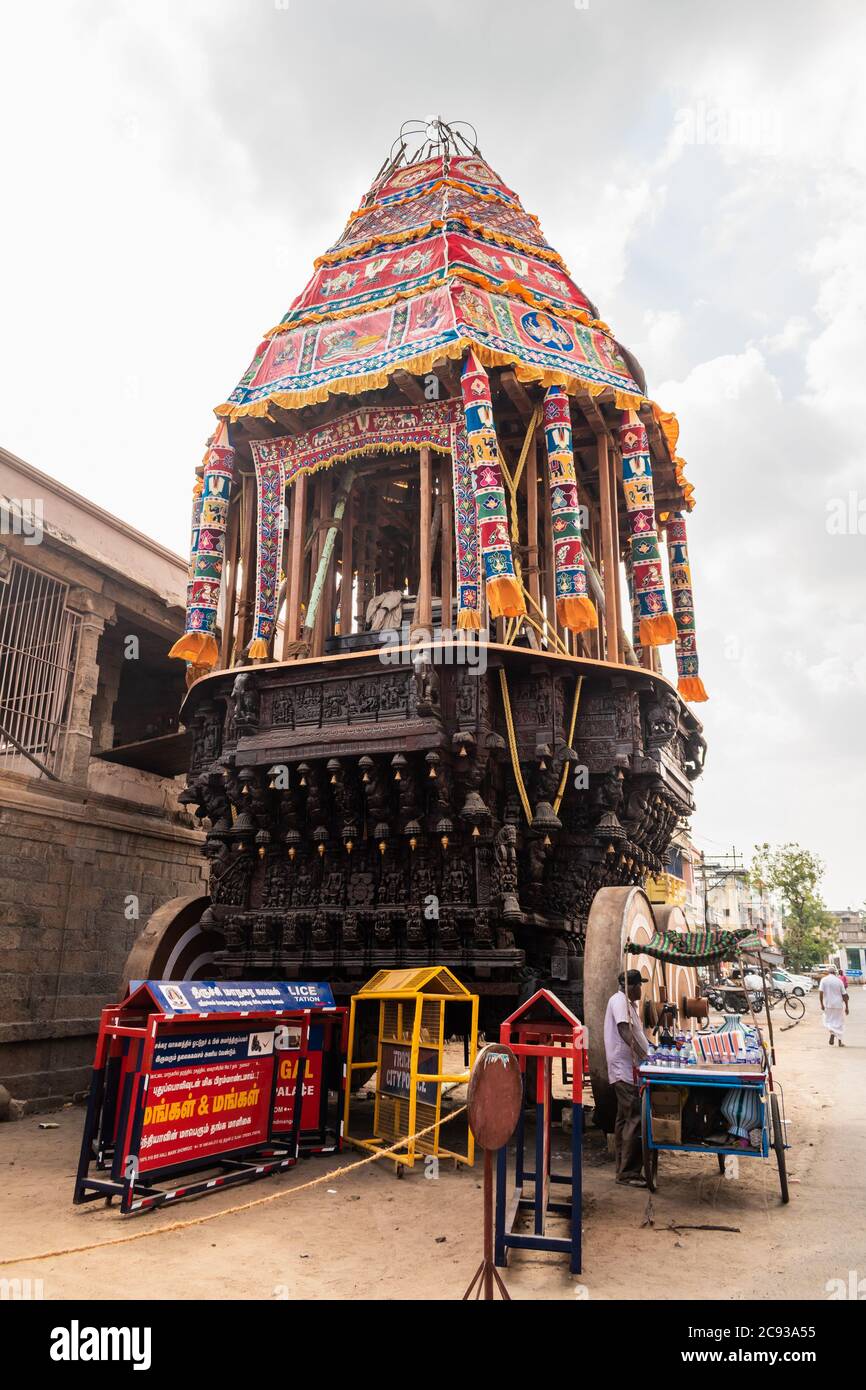 Trichy, Tamil Nadu, Indien - Februar 2020: Ein hoher, hölzerner Tempelwagen außerhalb des alten Ranganathaswamy-Tempels in Srirangam. Stockfoto