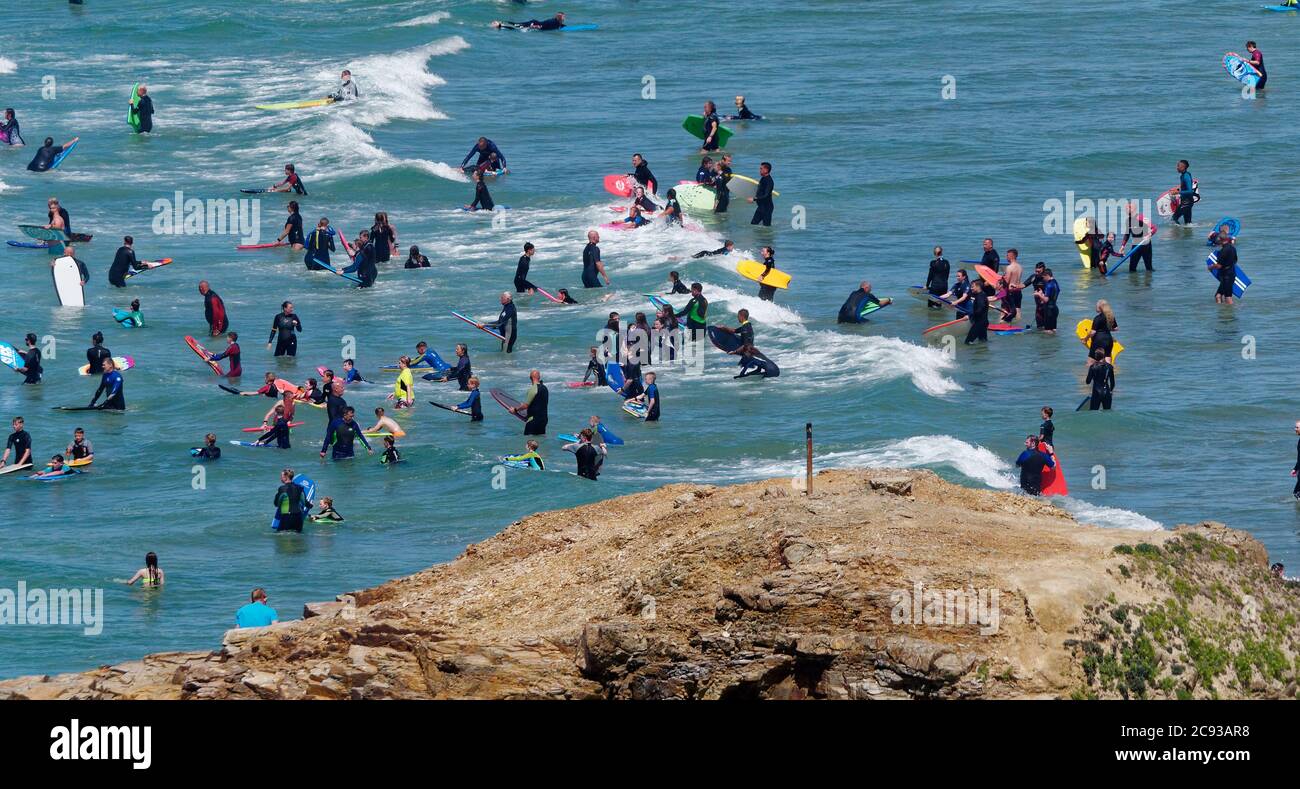 Perranporth, Großbritannien. Juli 2020. Inlandsurlauber drängen Cornish Strände als Reise ins Ausland wird schwierig durch Covid 19. Kredit: Robert Taylor/Alamy Live Nachrichten Stockfoto