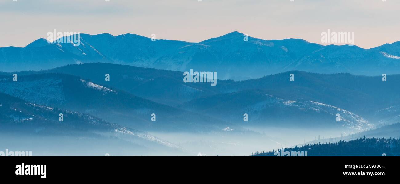 Krivanska Mala Fatra Gebirge von Poludnovy grun bis Pekelnik Hügel in der Slowakei von Barania Gora Hügel im Winter Beskid Slaski Berge in Polen Stockfoto