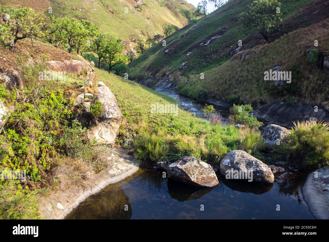 Ein kleiner einsamer Bergbach am frühen Morgen in der Wondervalley in den Drakensberg Bergen, Südafrika Stockfoto