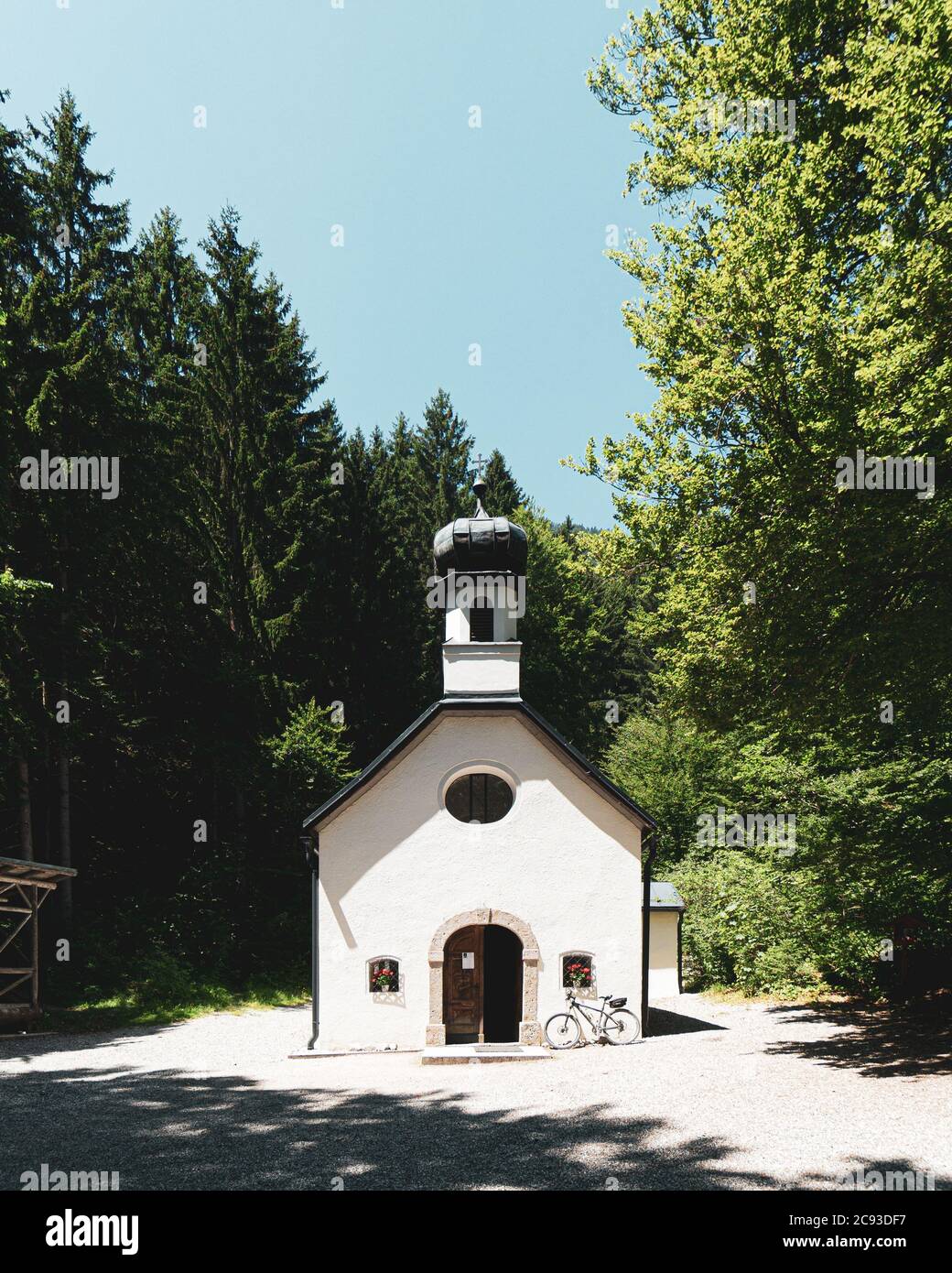 Vertikale Aufnahme der Hottinger Bild Kapelle in Österreich Stockfoto