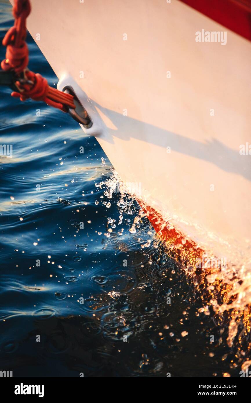 Segelboot Bogen Schneiden durch das Wasser, vorwärts, Segel und nautische Seil Yacht Detail. Yachting, marine Hintergrund Stockfoto