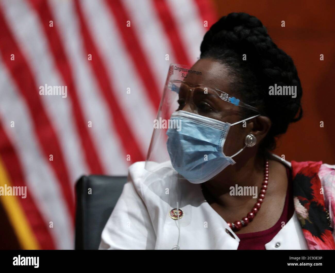 Die US-Vertreterin Sheila Jackson Lee (Demokrat von Texas) trägt eine Maske und einen Schild, während sie auf den Beginn einer Anhörung wartet, in der US-Generalstaatsanwalt William Barr am 28. Juli vor dem Justizausschuss des Repräsentantenhauses im Kongressauditorium im Besucherzentrum des US-Kapitols auszusagen wird. 2020 in Washington, DC. In seiner ersten Aussage des Kongresses seit mehr als einem Jahr wird Barr voraussichtlich Fragen des Ausschusses über seine Entsendung von Strafverfolgungsbehörden des Bundes nach Portland, Oregon, und anderen Städten als Reaktion auf Proteste in Black Lives Matter und seine Rolle bei der Nutzung von Federa stellen Stockfoto