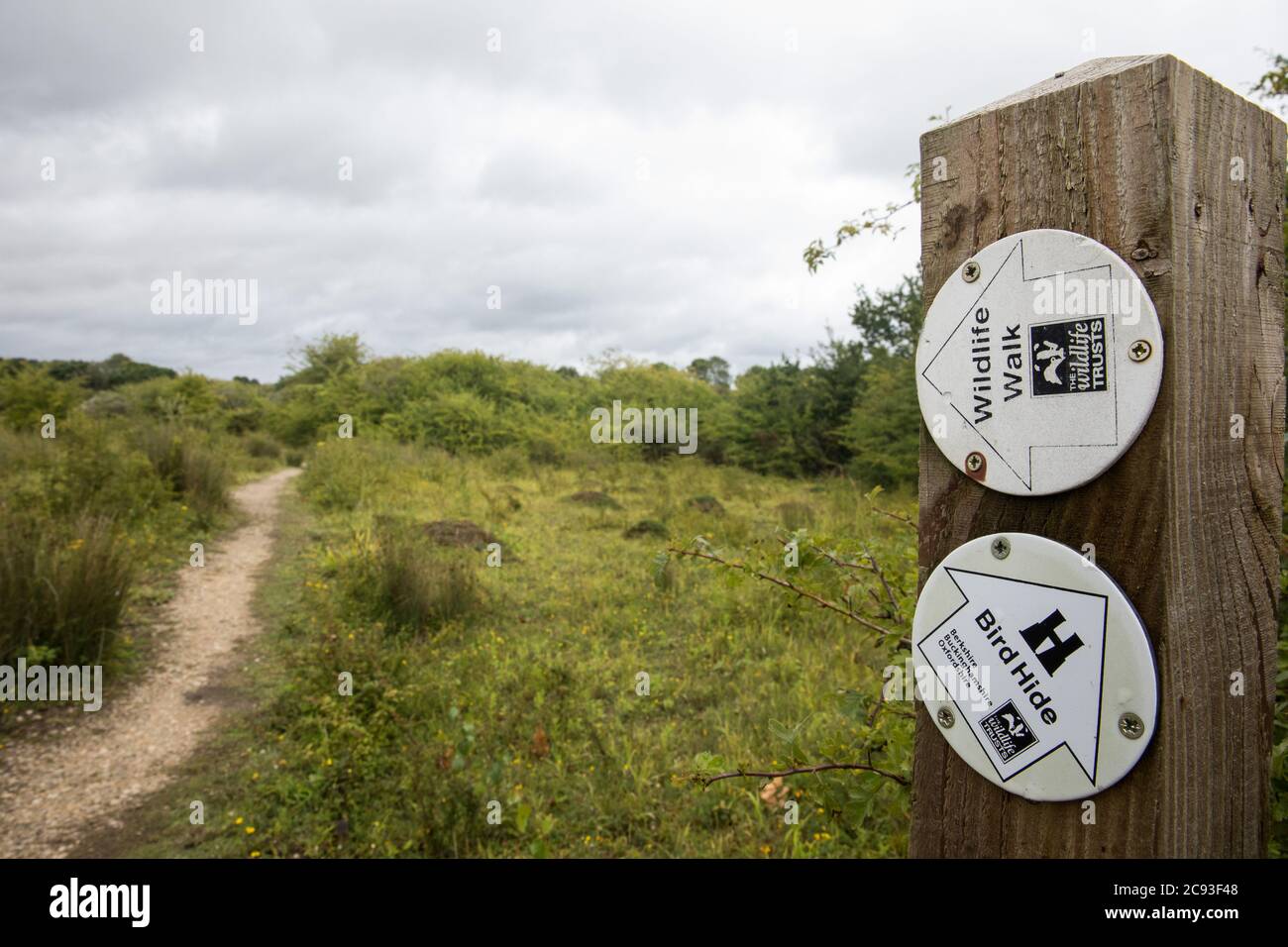 Calvert, Großbritannien. Juli 2020. 27 Ein Wegweiser zeigt Wege zu einem Vogelschutzgebiet und eine Wanderung zur Tierwelt im Calvert Jubilee Nature Reserve an. Am 22. Juli meldete der Berks, Bucks und Oxon Wildlife Trust (BBOWT), dass HS2 über die Absicht informiert wurde, einen Teil des Calvert Jubilee Naturreservats in Besitz zu nehmen. Die Heimat von Seeschwalbe, Zuchtseeschwalbe und einigen der seltensten Schmetterlinge Großbritanniens ist, um am 28. Juli unbestimmte Freifahrungsarbeiten im Zusammenhang mit der Hochgeschwindigkeitsstrecke durchzuführen. Kredit: Mark Kerrison/Alamy Live Nachrichten Stockfoto