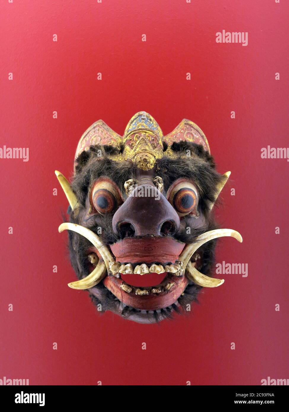 Bali, Indonesien - 26. Okt 2014 - Bunte bali Maske auf rotem Hintergrund Stockfoto