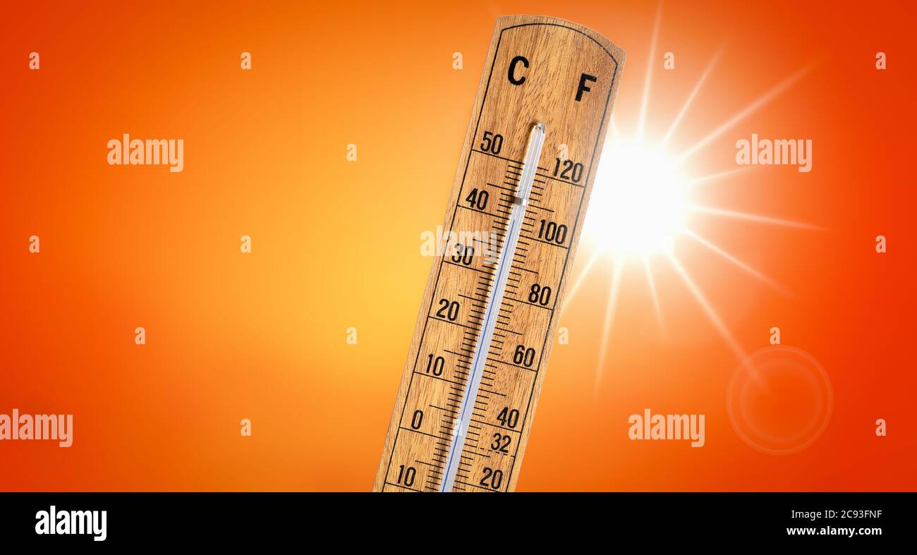 Thermometer vor orangefarbenem Hintergrund mit heißer Sommersonne. Wärmewellenkonzept. Stockfoto