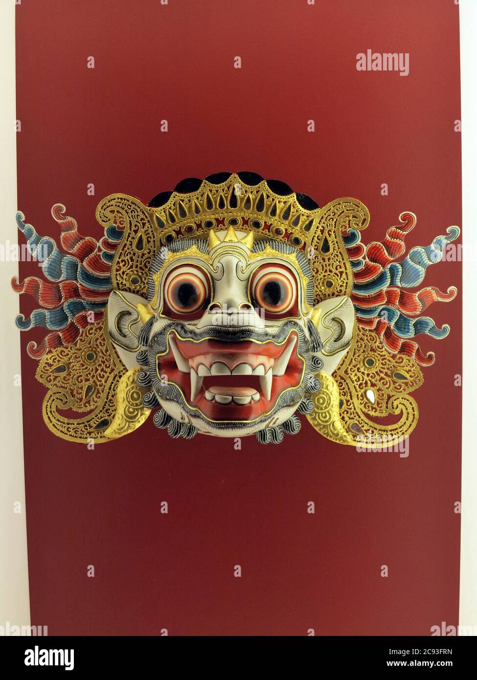 Bali, Indonesien - 26. Okt 2014 - Bunte bali Maske auf rotem Hintergrund Stockfoto