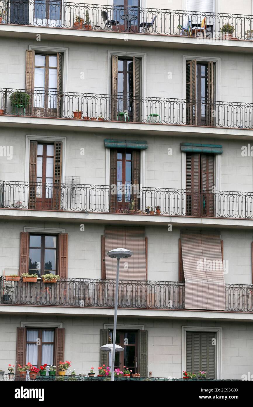 Fassade eines Wohnhauses in Barcelona, Katalonien, Spanien Stockfoto