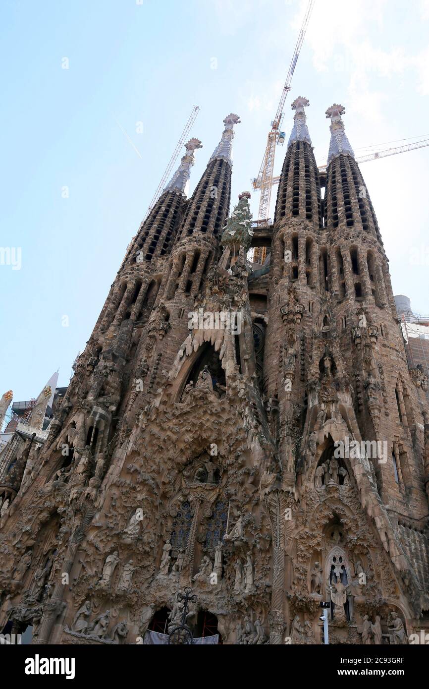 Barcelona, Katalonien - 25. Mai 2014 - Kathedrale La Sagrada Familia, entworfen von Antoni Gaudi, in Barcelona. Mit Baukräne, die hinter sich hingen Stockfoto