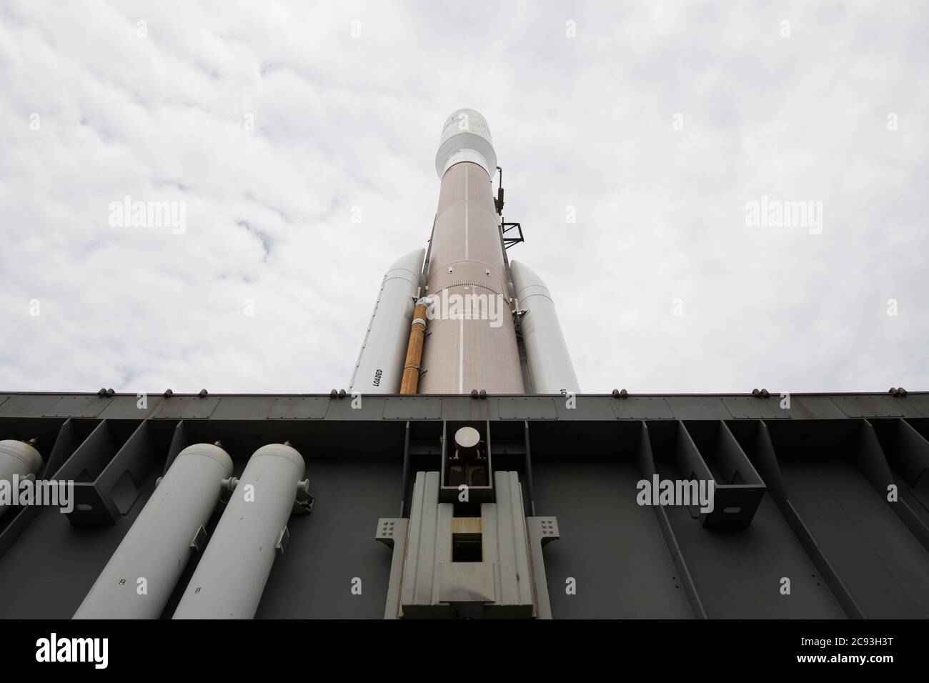 Cape Canaveral, Usa. Juli 2020. Eine United Launch Alliance ATLAS V Rakete mit dem Mars 2020 Perseverance Rover der NASA wird beim Roll-Out der Vertical Integration Facility zum Launch Pad im Space Launch Complex 41 am 28. Juli 2020 auf der Cape Canaveral Air Force Station in Florida gesehen. Der Perseverance Rover ist Teil des Mars Exploration Program der NASA, einer langfristigen Initiative zur robotischen Erkundung des Roten Planeten. Die Markteinführung ist für Donnerstag, den 30. Juli, geplant. NASA Foto von Joel Kowsky/UPI Quelle: UPI/Alamy Live News Stockfoto