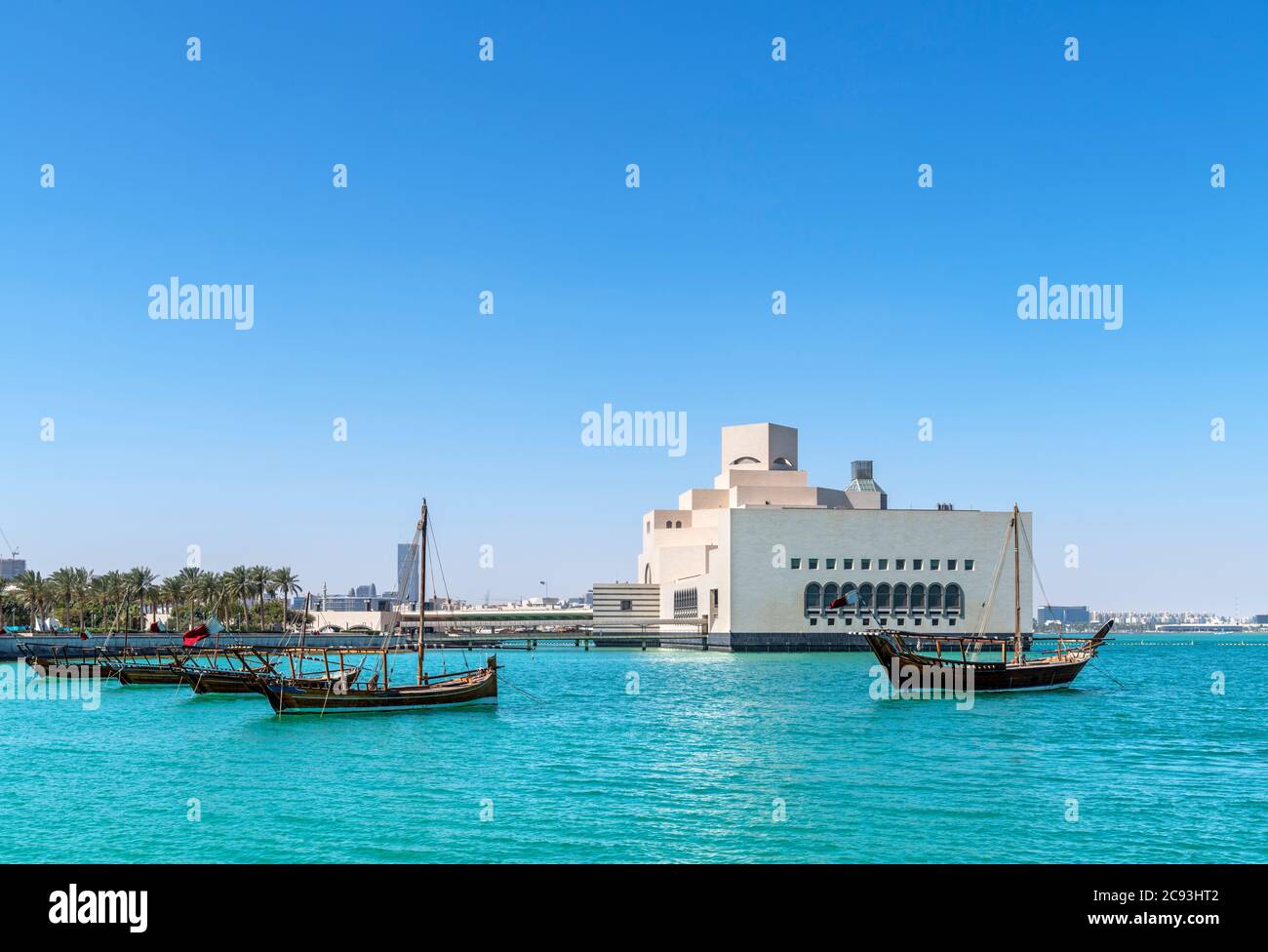 Das Museum für Islamische Kunst aus dem MIA Park mit Dhows im Vordergrund, Doha, Katar, Mittlerer Osten Stockfoto