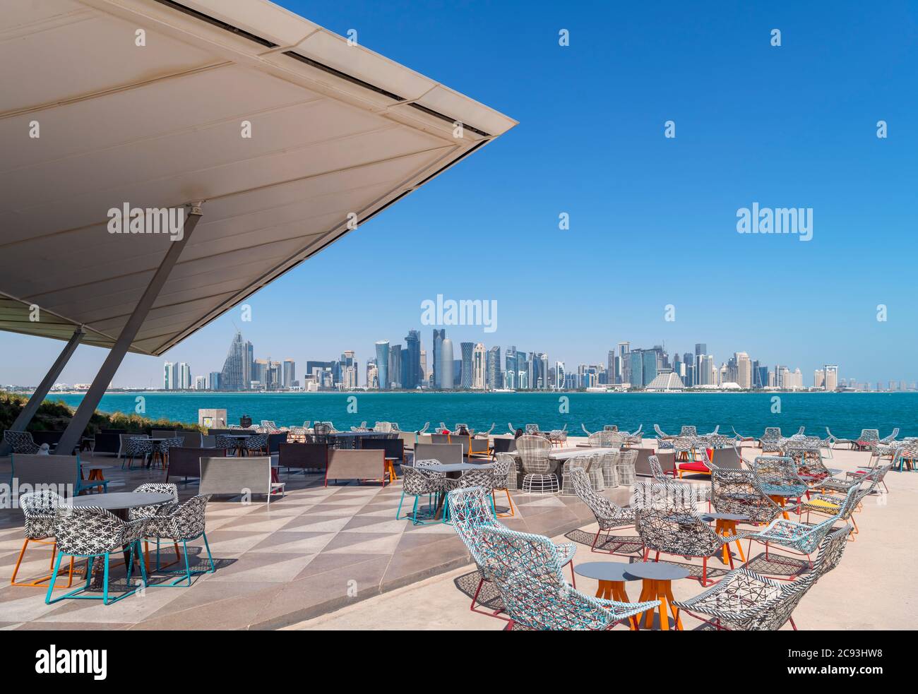 Das MIA Park Cafe im MIA Park mit der Skyline des West Bay Central Business District dahinter, Doha, Katar, Mittlerer Osten Stockfoto