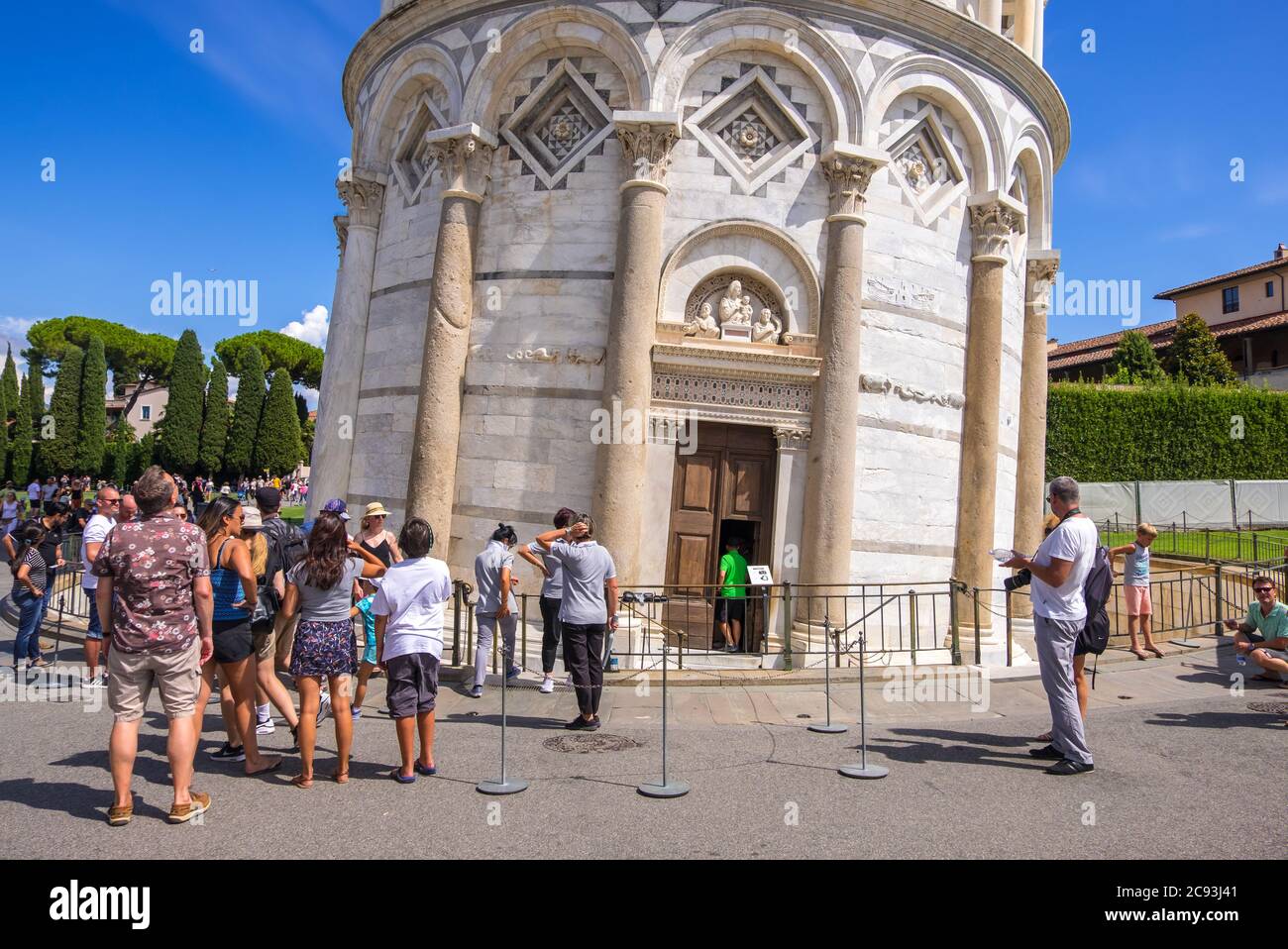 Pisa, Italien - 14. August 2019: Große Gruppe von Touristen vor dem Schiefen Turm von Pisa, Region der Toskana, Italien Stockfoto