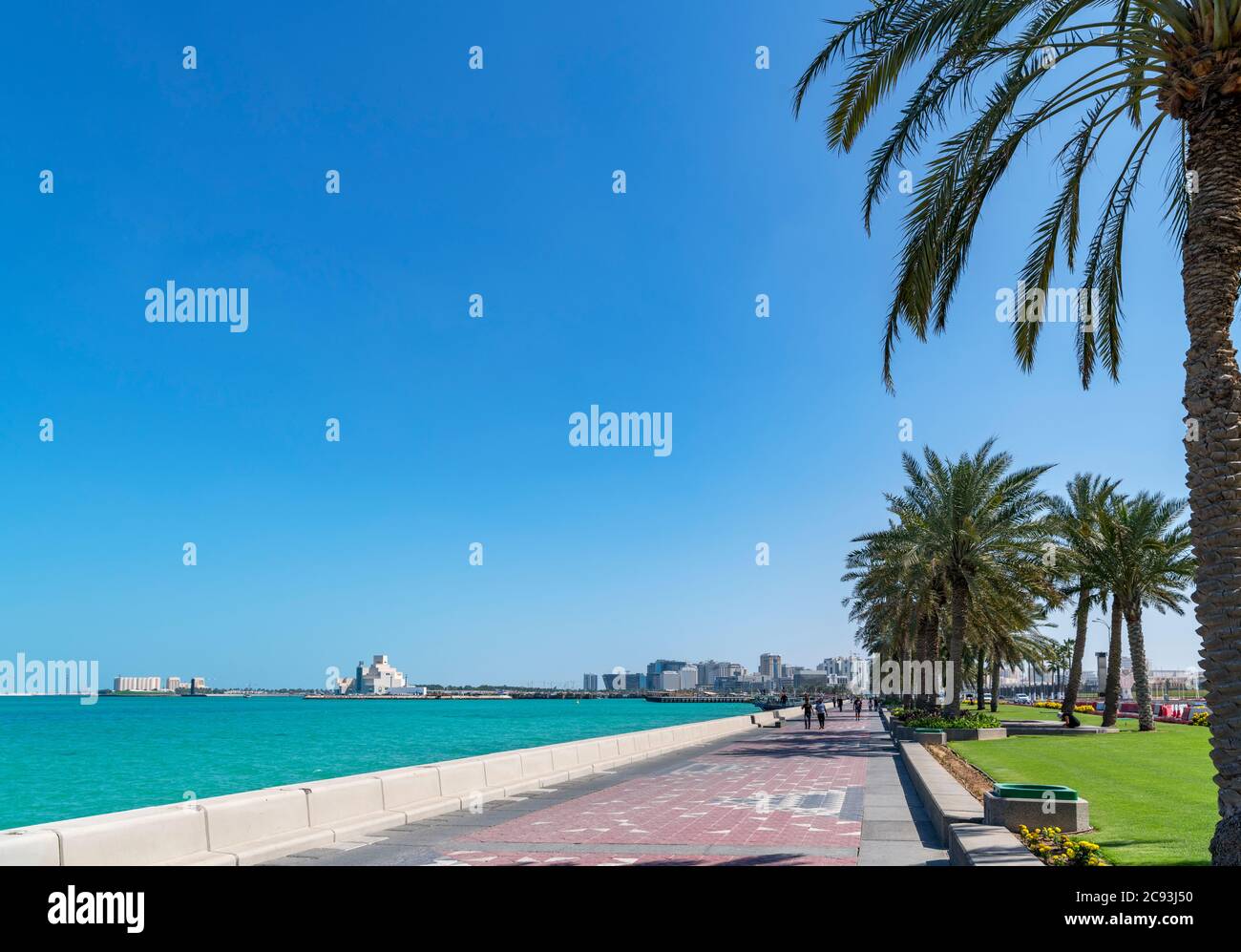 Die Corniche Blick auf das Museum für Islamische Kunst, Doha, Katar, Naher Osten Stockfoto