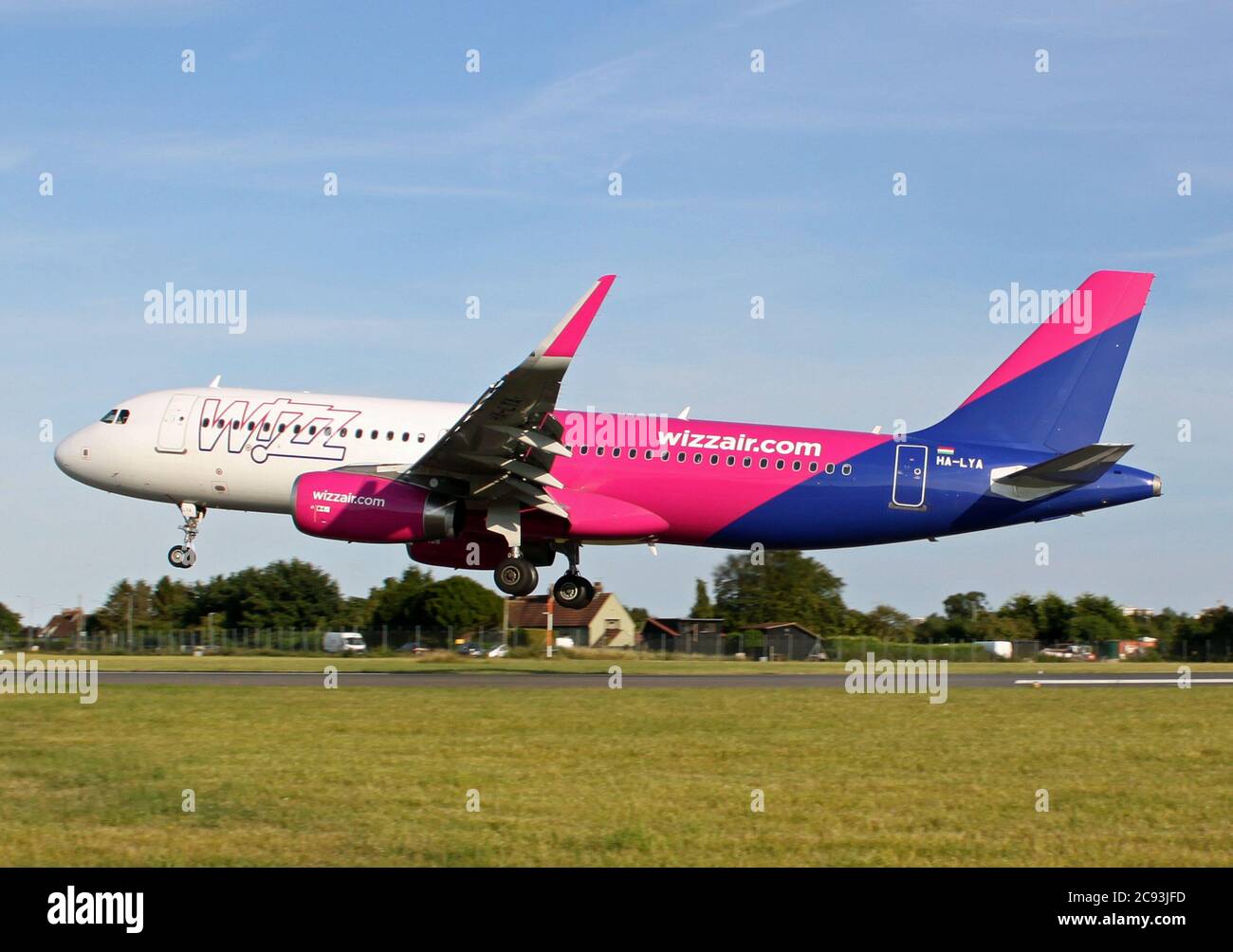 Wizzair hat ihre Flüge von Bukarest , Rumänien nach London Southend Airport nach der 5-monatigen Sperre am 6. Juli 2020 wieder aufgenommen. Stockfoto