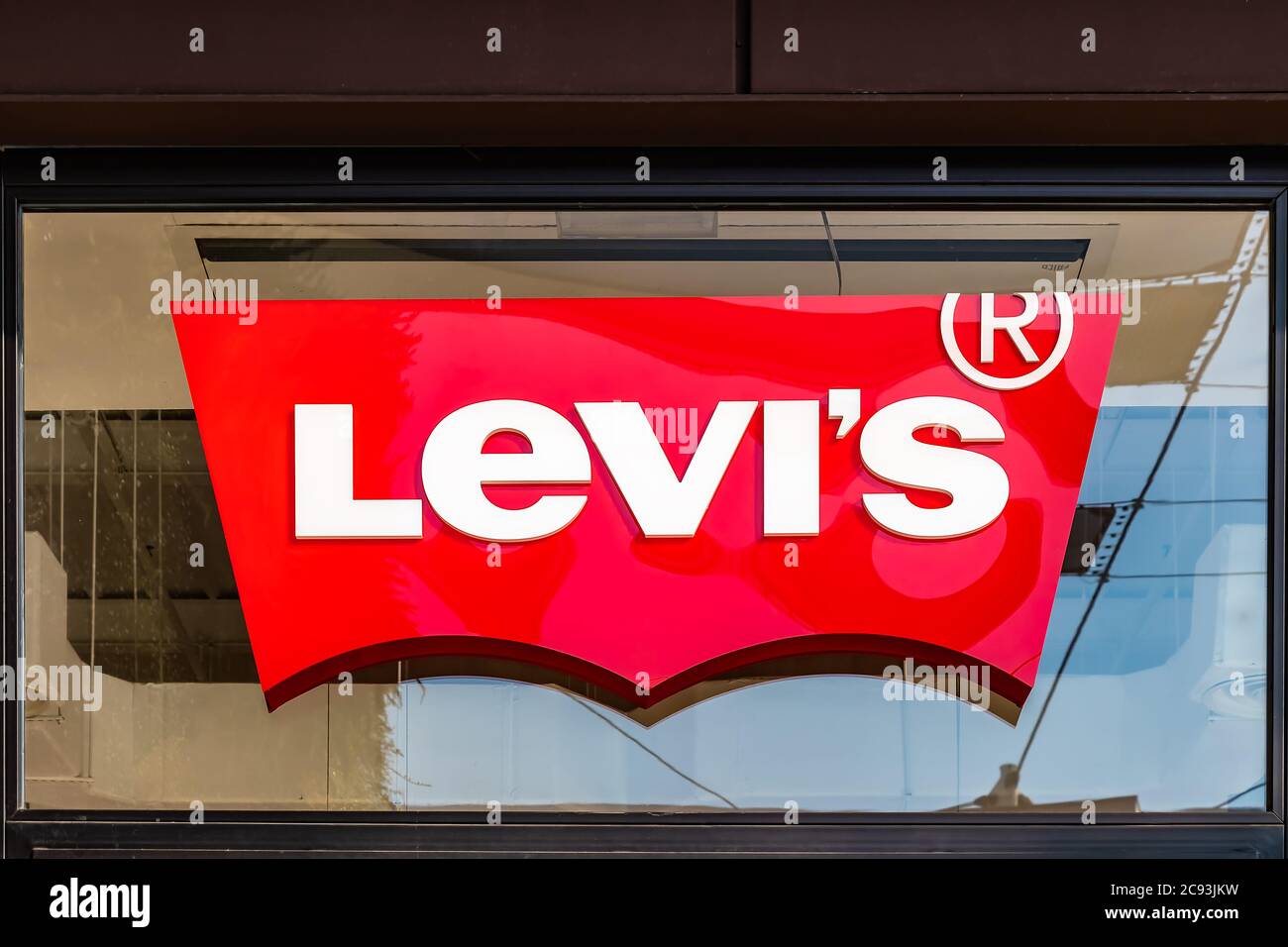 Huelva, Spanien - 27. Juli 2020: Ein Levi's Store Logo über dem Eingang zu einem der Geschäfte im Holea Einkaufszentrum. Levi's ist ein amerikanischer Hersteller und r Stockfoto