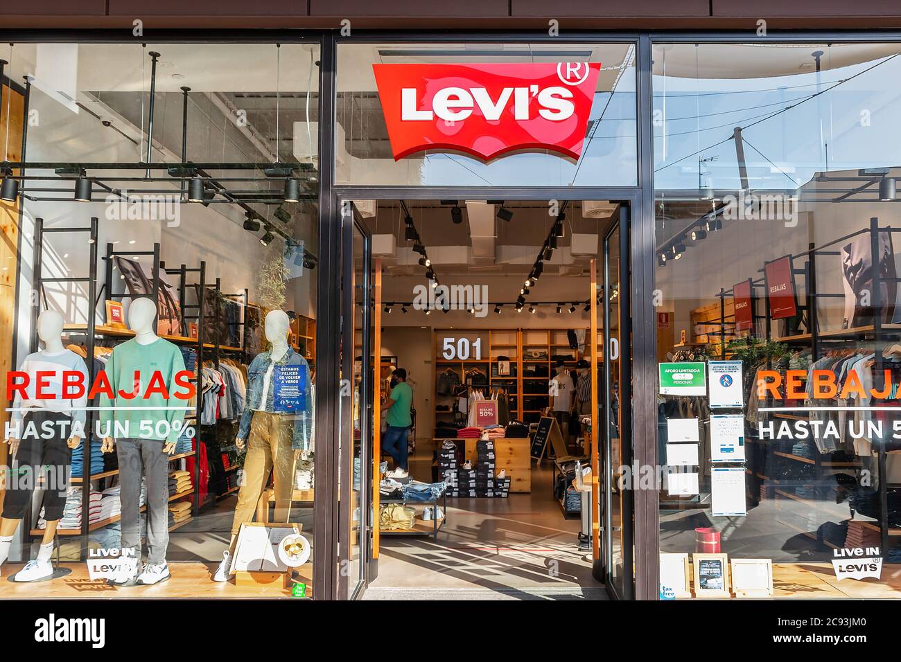 Huelva, Spanien - 27. Juli 2020: Ein Levi's Store im Holea Einkaufszentrum. Levi's ist ein amerikanischer Hersteller und Einzelhändler von Denim-Kleidung Stockfoto