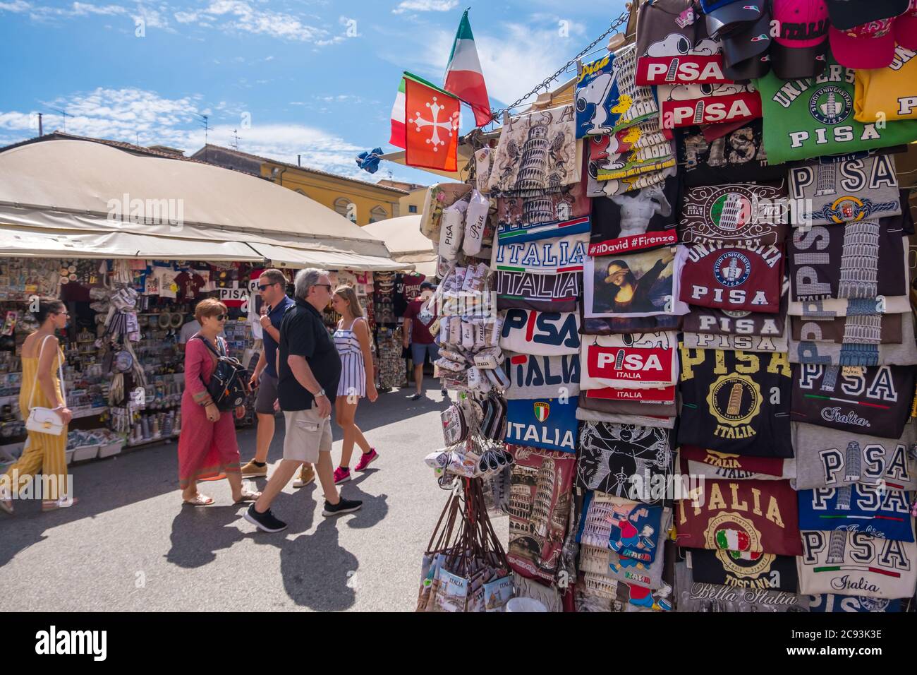 Pisa, Italien - 14. August 2019: Touristen kaufen Waren mit dem Bild des schiefen Turms von Pisa in verschiedenen Souvenirläden in Pisa, Toskana, Italien Stockfoto