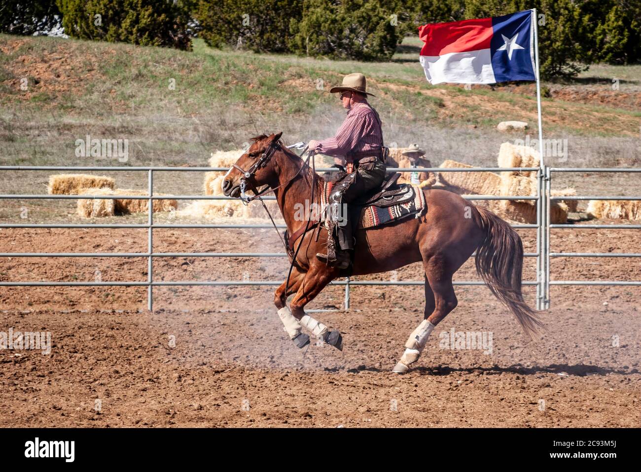 Cowboy mit Gewehr auf Pferd, beritten Schießwettbewerb, Ende der Trail Wildwest-Jubiläum, in der Nähe von Albuquerque, New Mexico, Vereinigte Staaten Stockfoto
