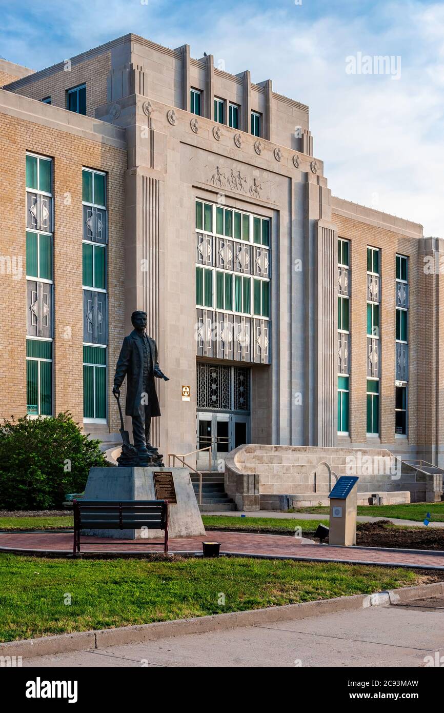 Statue (Washington E. Lindsey) und Roosevelt County Courthouse, Portales, New Mexico USA Stockfoto