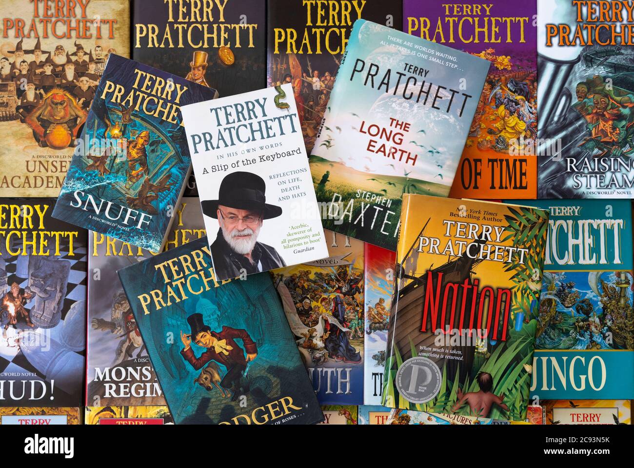 Eine Sammlung von Discworld und anderen Büchern des beliebten englischen Fantasy-Autors Sir Terry Pratchett - Konzept: Lesen, komödianische Fantasie Stockfoto
