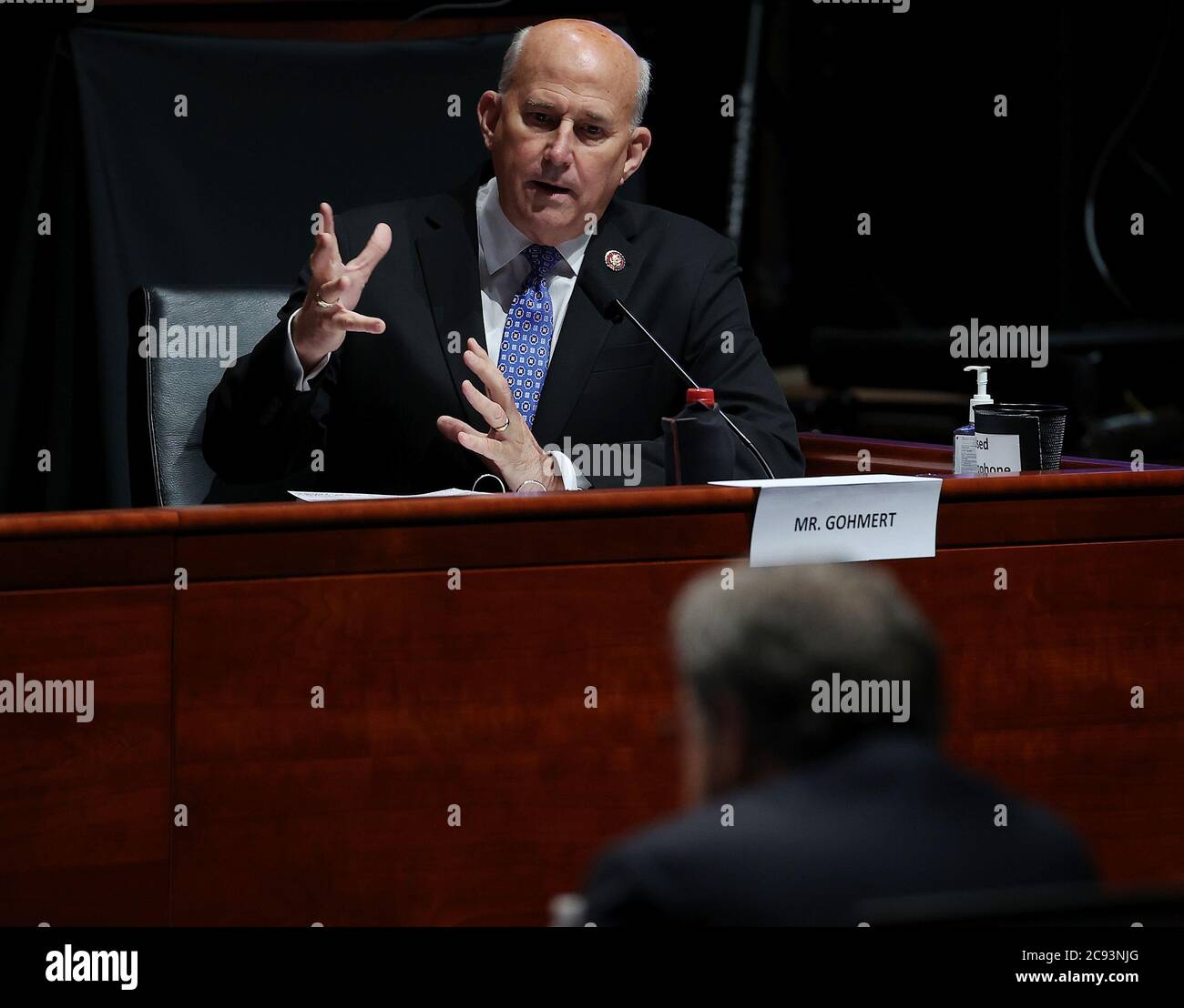Die US-amerikanische Vertreterin Louie Gohmert (Vertreterin von Texas) stellt während einer Anhörung des US-Justizausschusses am 28. Juli 2020 auf dem Kapitol in Washington, DC, Fragen an den US-Generalstaatsanwalt William Barr. In seiner ersten Aussage des Kongresses seit mehr als einem Jahr stellte sich Barr Fragen des Ausschusses über seine Entsendung von Strafverfolgungsbehörden des Bundes nach Portland, Oregon, und anderen Städten als Reaktion auf Proteste in Black Lives Matter; Seine Rolle bei der Verwendung von Bundesagenten, um Demonstranten vom Lafayette Square in der Nähe des Weißen Hauses gewaltsam zu löschen, bevor eine Fotogelegenheit für Presi anbot Stockfoto