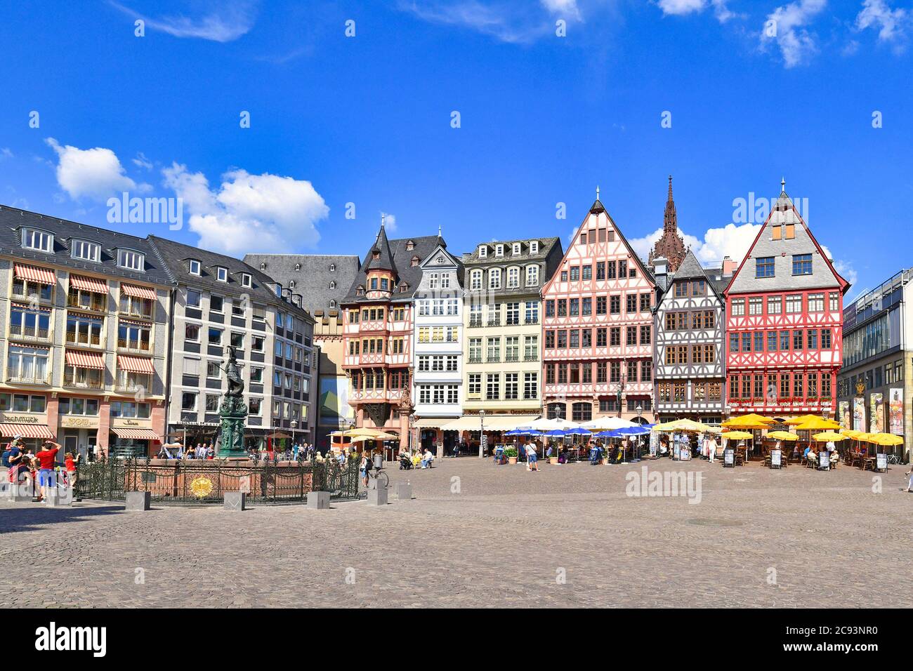 Deutschland, Stadtplatz genannt 'Römerberg' mit schönen bunten Gebäuden im historischen mittelalterlichen Stadtzentrum von Frankfurt Stockfoto