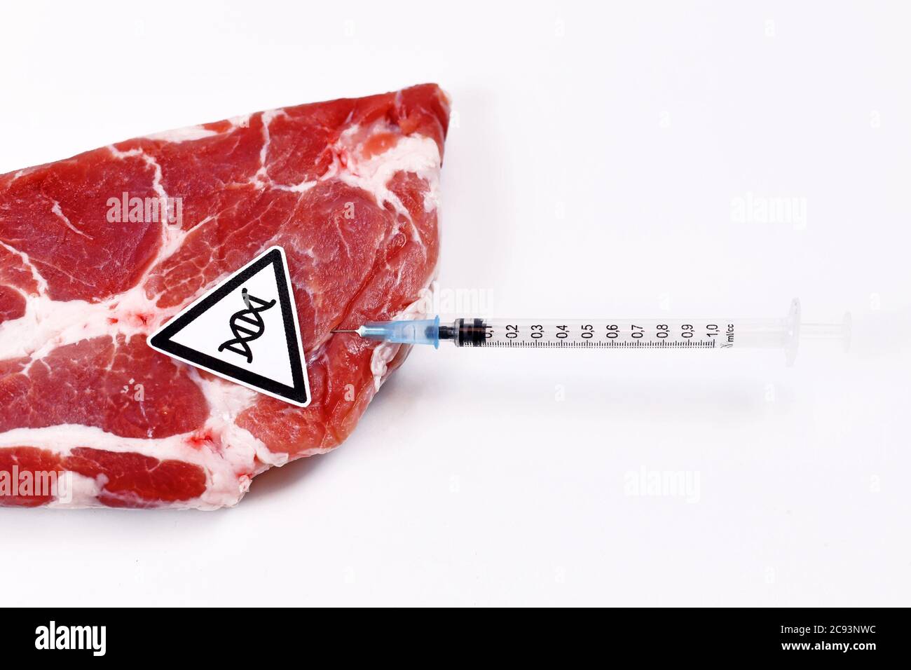 Konzept für gentechnisch veränderte Tiere mit Fleisch mit injizierter Spritze und DNA-Symbol Stockfoto