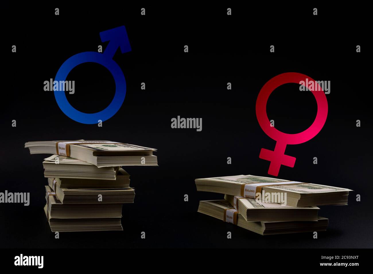 Das Lohngefälle und Diskriminierung konzeptionelle Idee mit dem Mars-Symbol für Männer und Venus-Symbol für Frauen auf ungleiche Stapel von Geld darstellen Stockfoto
