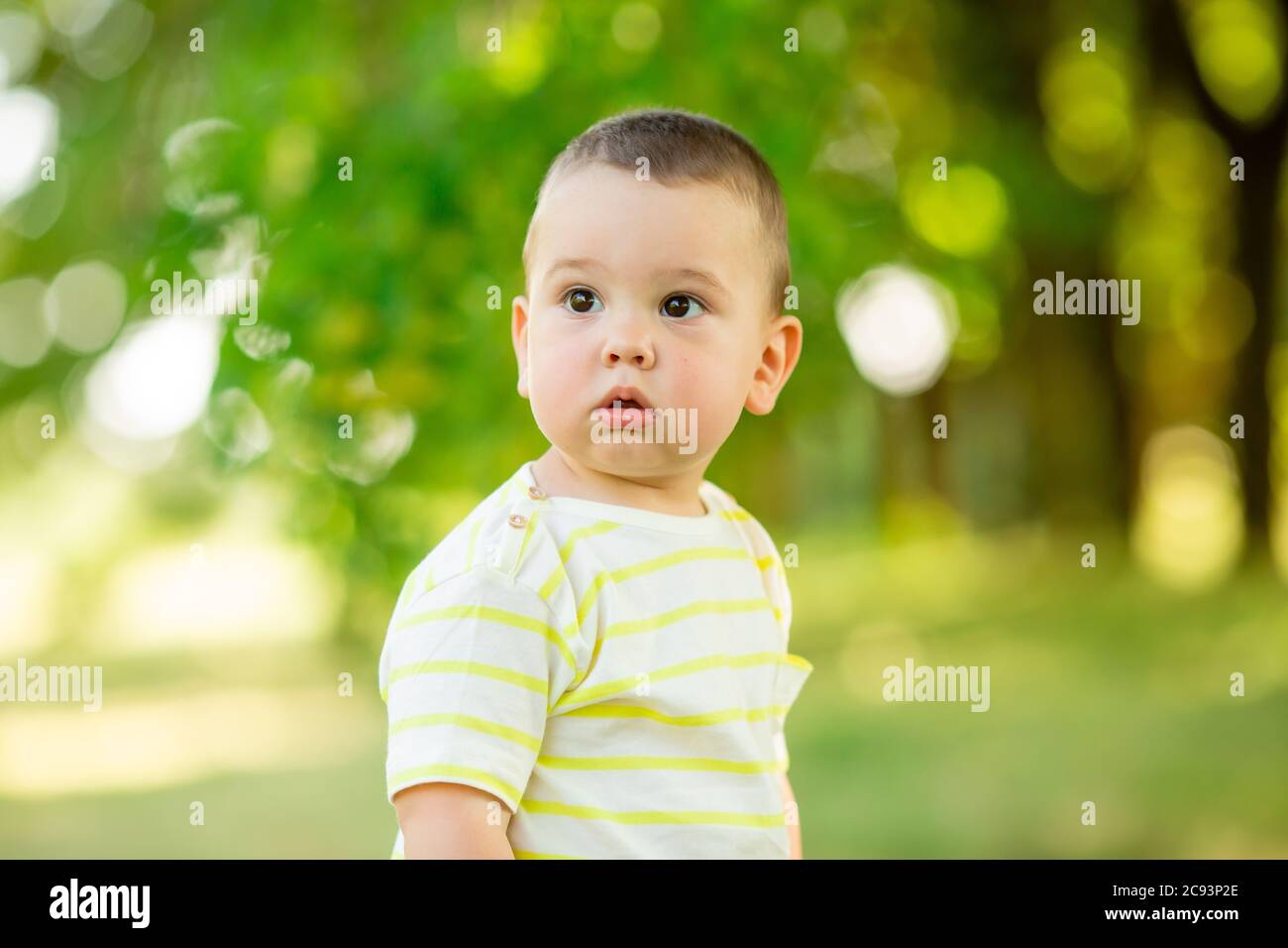 Baby Boy ein Jahr lächelt im Sommer auf einem Spaziergang im Park. Lifestyle für Kinder Stockfoto