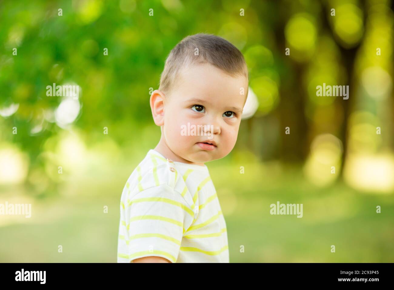 Baby Boy ein Jahr lächelt im Sommer auf einem Spaziergang im Park. Lifestyle für Kinder Stockfoto