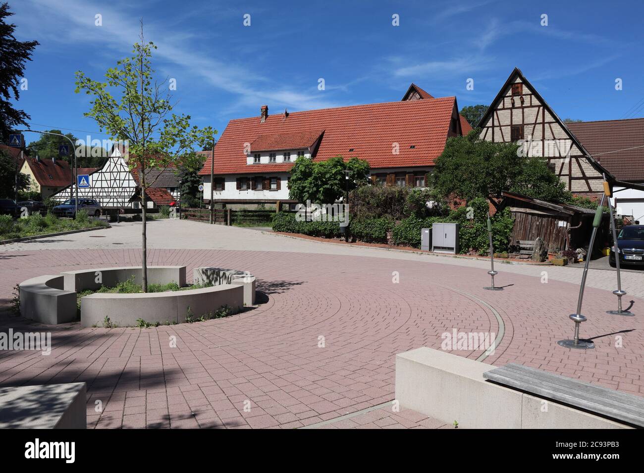 Hausen, Baden-Württemberg - Juni 02 2019: Dorfplatz im Zentrum von Hausen, nahe Pforzheim, am Würm gelegen Stockfoto