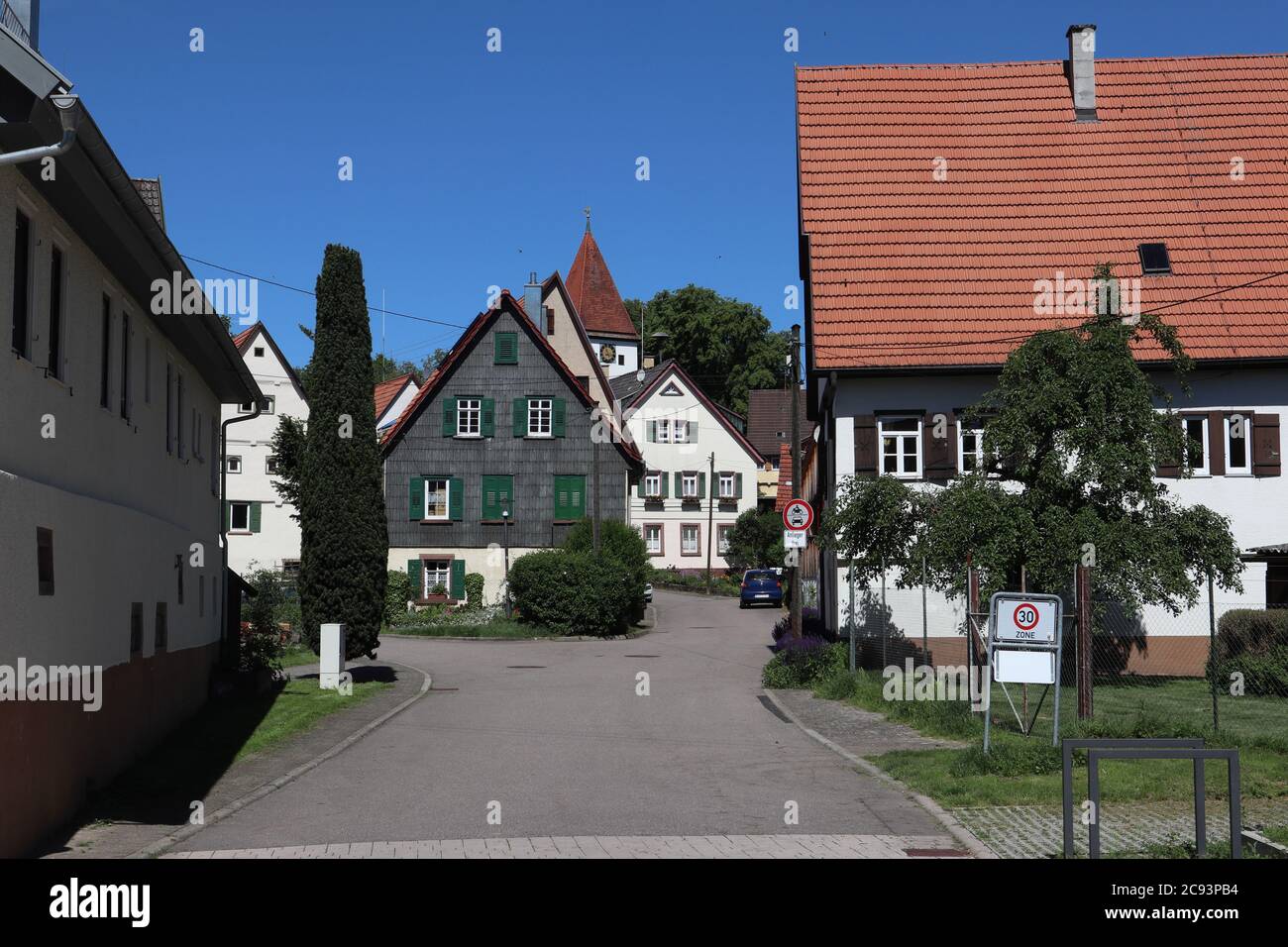 Hausen, Baden-Württemberg - Juni 02 2019: Dorfplatz im Zentrum von Hausen, nahe Pforzheim, am Würm gelegen Stockfoto