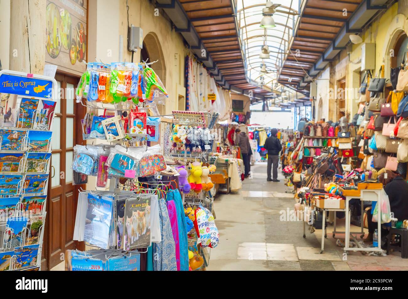 PAPHOS, ZYPERN - 16. FEBRUAR 2019: Bunte Geschenke Magnete, Küchentücher auf Ständen auf Souvenirmarkt in Larnaca touristischen Innenstadt Stockfoto