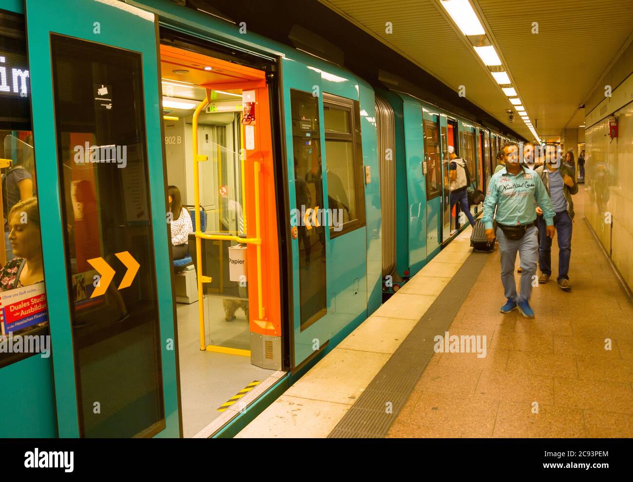 FRANKFURT, DEUTSCHLAND - 31. AUGUST 2018: Menschen am U-Bahnsteig, Frankfurt, Deutschland Stockfoto