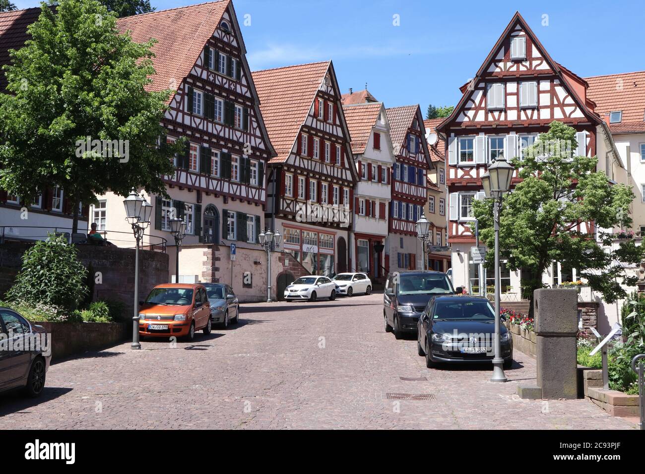Calw, Baden-Württemberg/ Deutschland - Juni 02 2019: Fachwerkhäuser in der Innenstadt von Calw, Deutschland - alte mittelalterliche Stadt Stockfoto