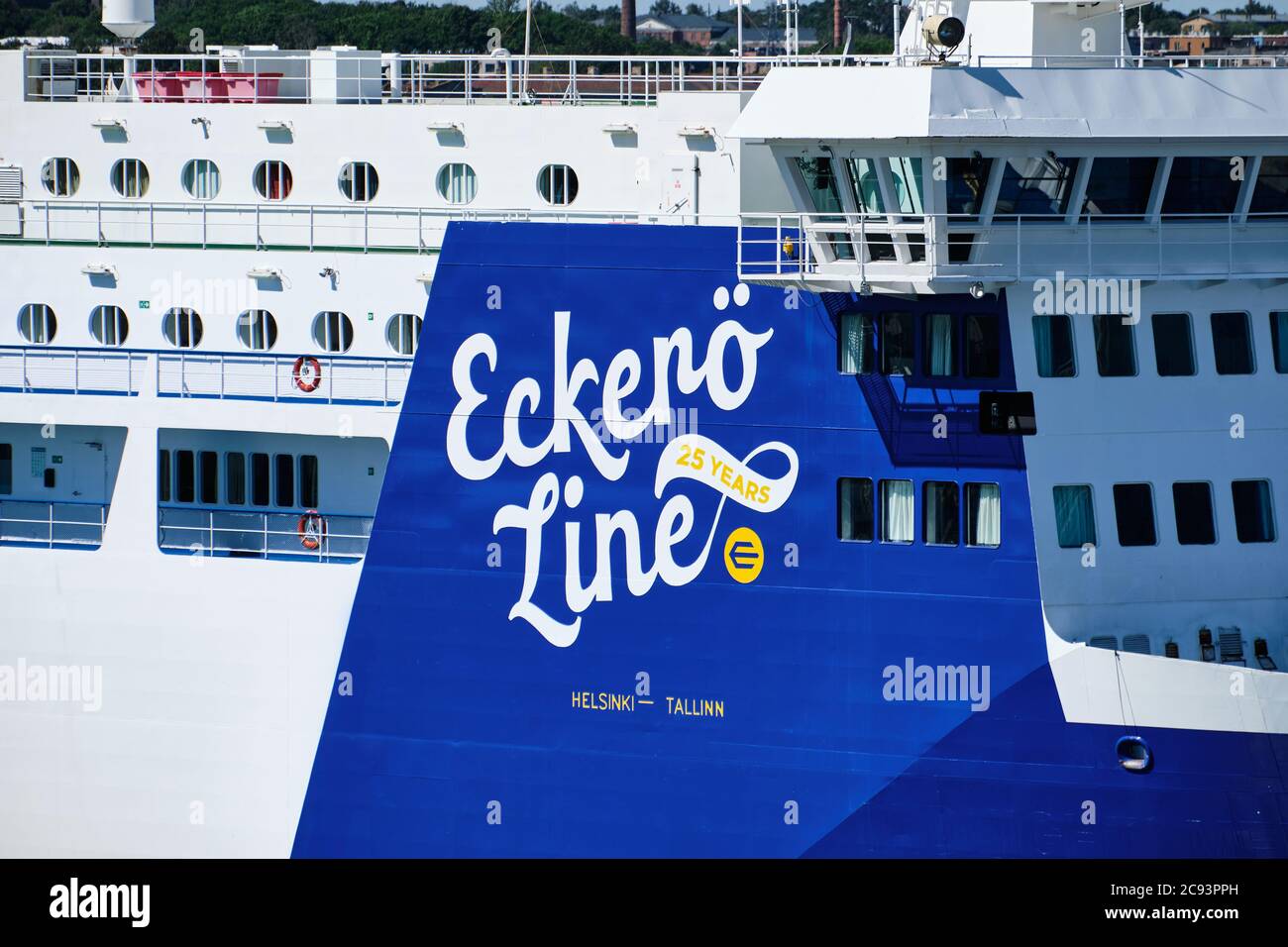 Tallinn, Estland - 26. Juli 2020: Das Logo Eckero Line an Bord der Fähre. Stockfoto