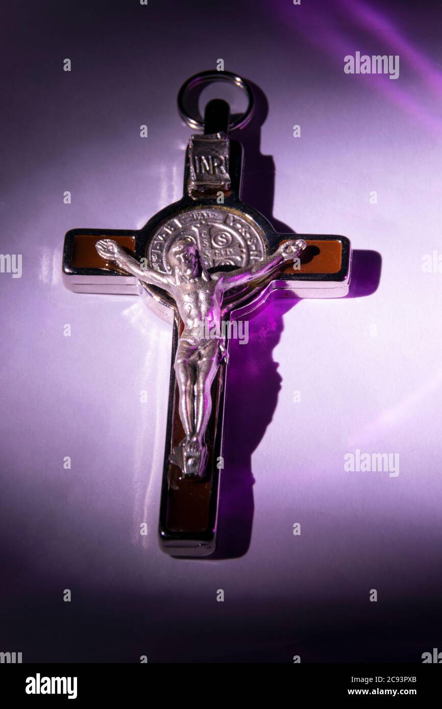 Kruzifix Symbol der Religion und des Glaubens, Metall gegen das Böse, geistige Verteidigung, Glaube und Hoffnung in schwierigen Zeiten, Symbolik Gottes. Stockfoto